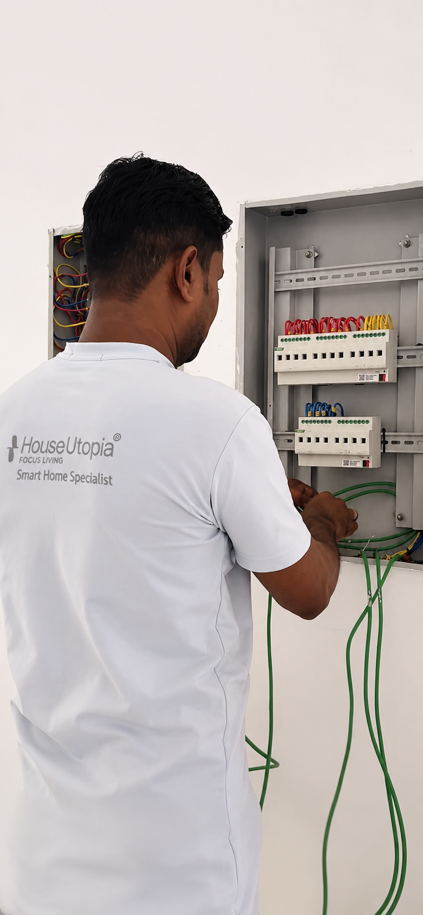 فني House Utopia يعمل على لوحة KNX أثناء تأسيس البيت الذكي
